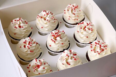 Капкейки с посыпкой сердечки 