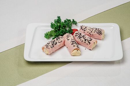 Рулет с ветчиной и сыром