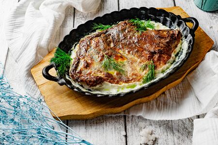 Карась под сметанным соусом