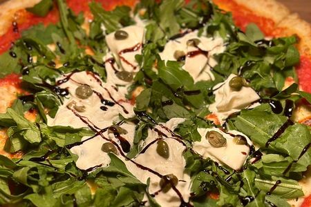 Пицца с бурратой и рукколой