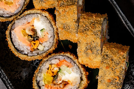 Тёплый ролл с лососем и угрём