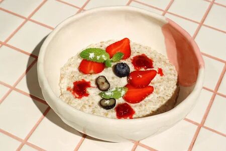 Овсяная каша с ягодами и малиновым кули