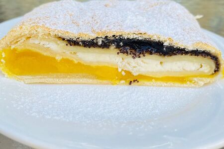 Штрудель творожно-манговый с маком