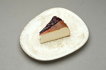 Баскский чизкейк с конфи из чёрной смородины и базилика