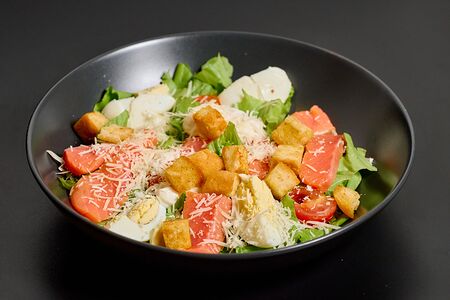 Салат Цезарь с лососем