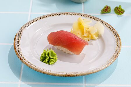 Суши с тунцом