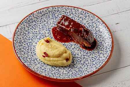 Томленая говяжья грудинка с картофельным пюре