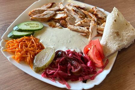 Шаверма с курицей на тарелке