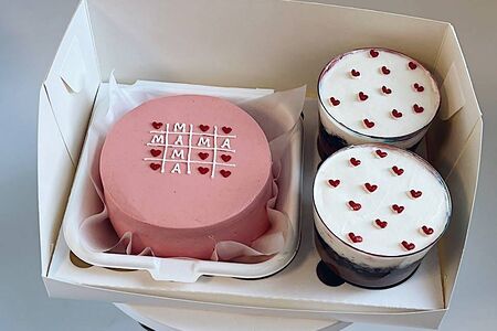 Набор десертов Бенто-торт и 2 торто-стаканчика №1 маме ваниль-клубника