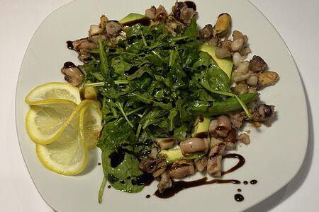 Теплый салат с морепродуктами