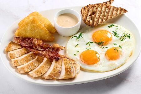 Глазунья с куриным филе на гриле и хашбрауном