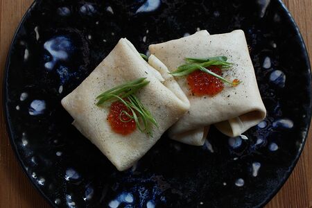 Блинчики с креветками, крем-чизом и икрой