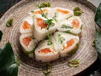 Ролл с лососем в рисовой бумаге с рукколой