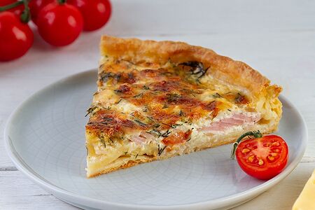 Киш с ветчиной, помидорами и сыром
