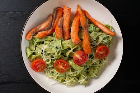 Феттуччине с сёмгой и шпинатом 