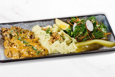 Бефстроганов с картофельным пюре