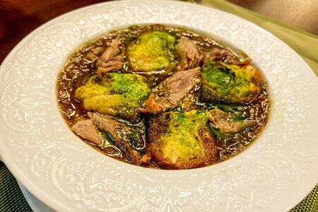 Луковый суп с уткой конфи