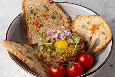 Тартар из говядины с гренками