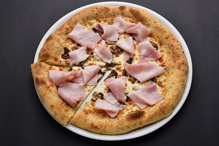 Пицца с копченым окороком и грибами 