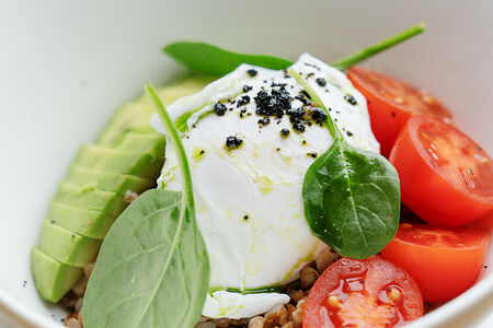 Гречневая каша с авокадо и яйцом пашот