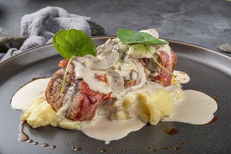 Медальоны из свинины