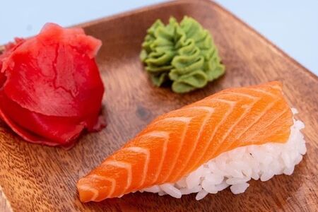 Суши с лососем