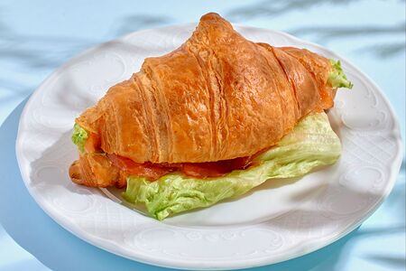 Круассан с лососем
