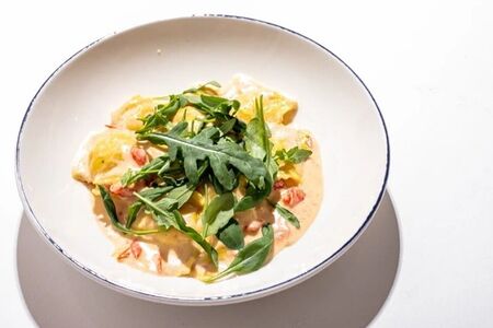 Равиоли с креветками и лососем в сливочном соусе