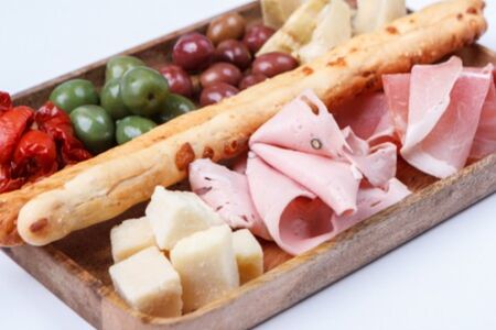 Итальянская закуска: колбаса, сыры, оливки, артишоки