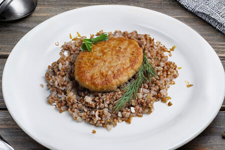 Греча с котлетой