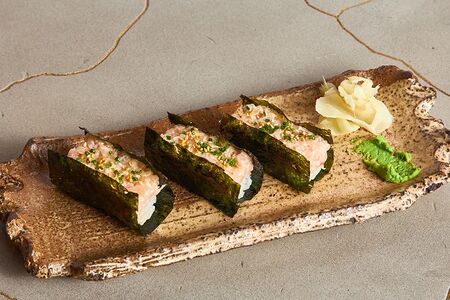 Хенд-ролл с аргентинской креветкой и ментайко