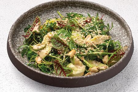 Зеленый салат с цукини, авокадо, арахисом