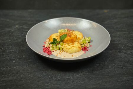 Сырники с фруктовым тартаром и банановым кремом