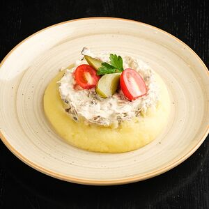 Строганов из индейки с шампиньонами и пюре