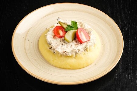 Строганов из индейки с шампиньонами и пюре