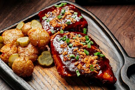 Свиные ребрышки в соусе сладкий чили