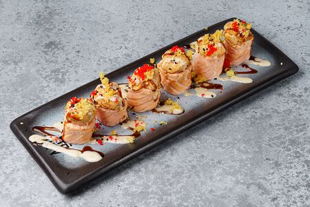 Опаленный лосось и угорь