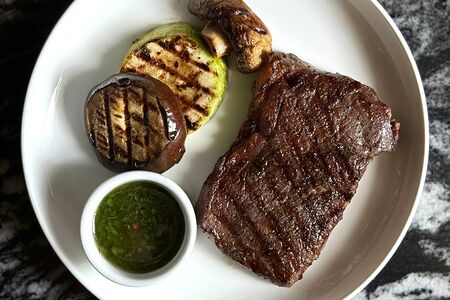 Рибай с овощами гриль и соусом чимичурри