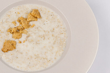 Овсяная каша с фундучным печеньем и медом