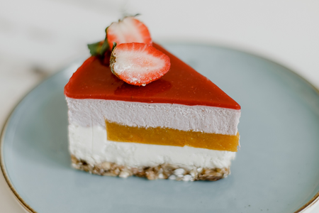 Raw десерт клубника-манго