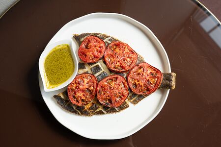 Камбала, запечённая в зелёном карри с томатами