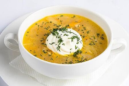 Щи мясные из свежей капусты со сметаной