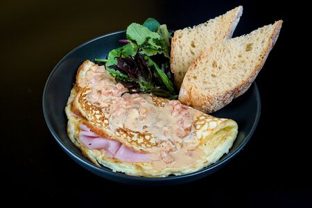 Омлет с ветчиной со сливочно-устричным соусом 