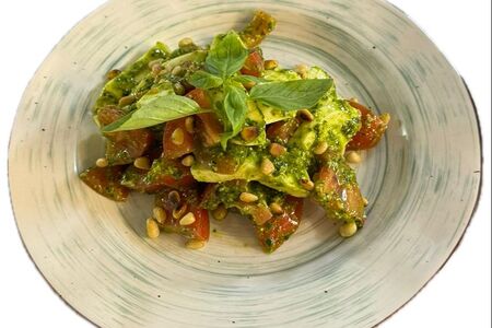 Салат Капрезе с соусом песто