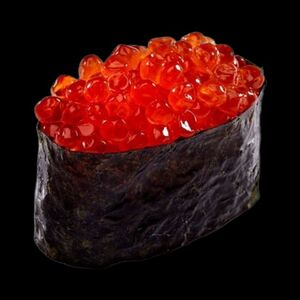 Гункан с лососевой икрой