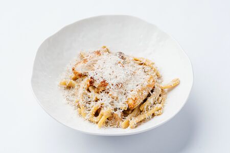 Паста с куриным филе бедра и белыми грибами