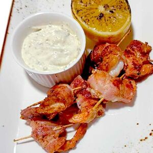 Жареные креветки в беконе