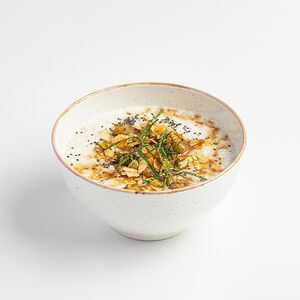 Овсянка с томленым яблоком, орехами и корицей