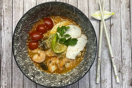 Суп Том ям с тигровой креветкой и курицей