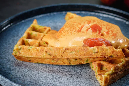 Вафля из кабачка с яйцом пашот и голландским соусом